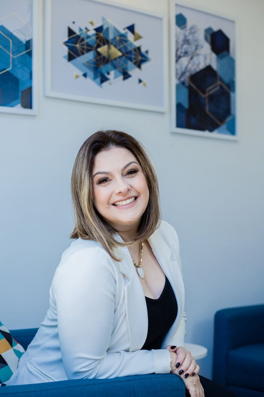 Michelle Curado, psicóloga clínica, sorrindo no consultório